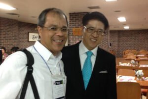 Eu e Rev. Sung Sob Yoo no refeitório da Igreja Shungshin